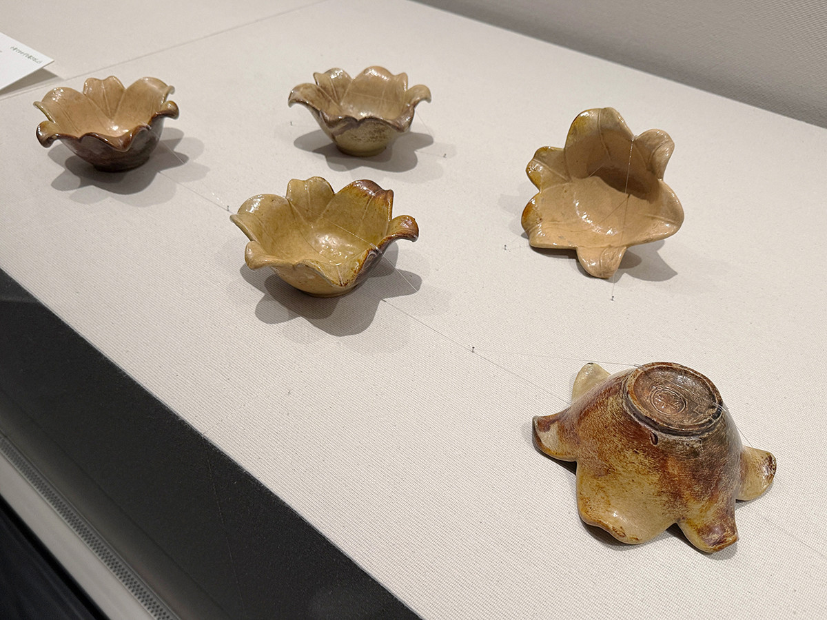 静嘉堂文庫美術館「美を味わう ― 懐石のうつわと茶の湯」会場より　《黄楽百合形向付》樂一入　江戸時代（17世紀後半）