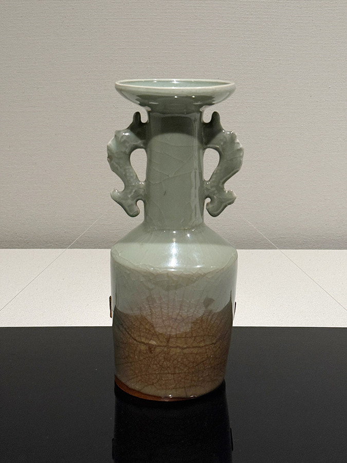 静嘉堂文庫美術館「美を味わう ― 懐石のうつわと茶の湯」会場より　《青磁鯱耳花入》龍泉窯　南宋時代（13世紀）