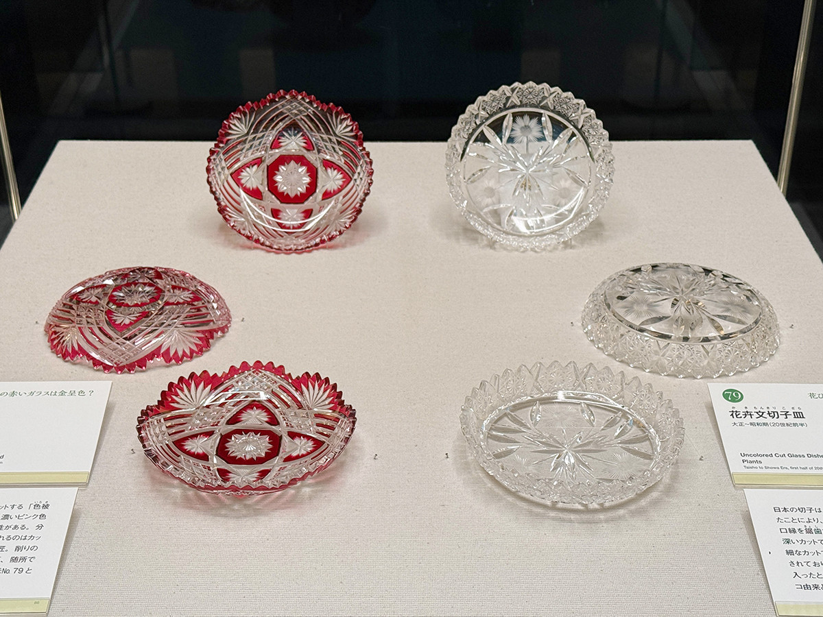 静嘉堂文庫美術館「美を味わう ― 懐石のうつわと茶の湯」会場より　（左から）《赤被せ切子皿》大正～昭和期（20世紀前半） ／ 《花卉文切子皿》大正～昭和期（20世紀前半）