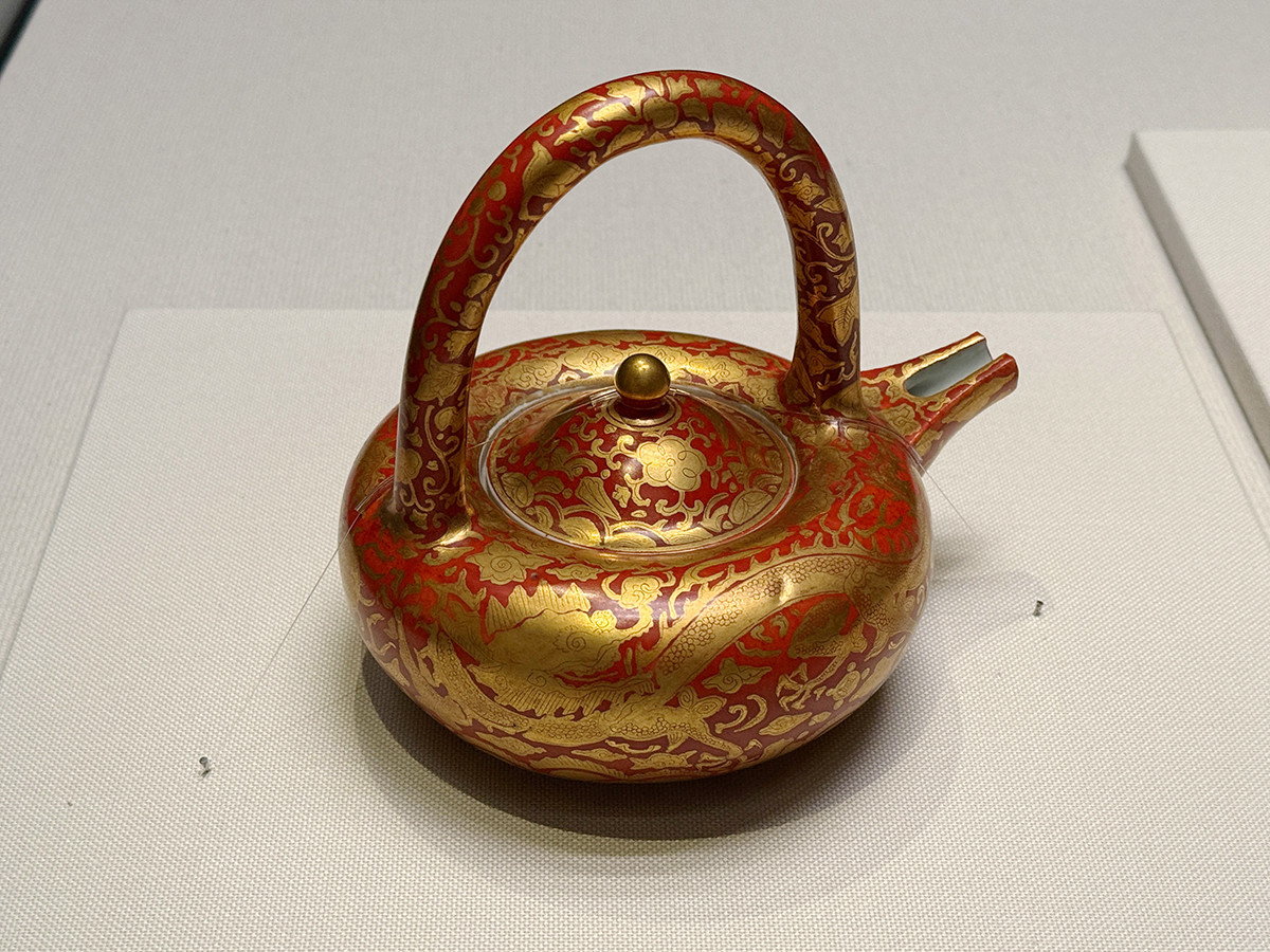 静嘉堂文庫美術館「美を味わう ― 懐石のうつわと茶の湯」会場より　《金襴手雲龍文銚子》永樂和全　江戸～明治時代（19世紀）