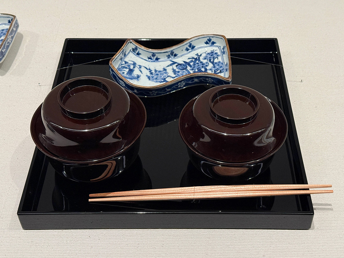 静嘉堂文庫美術館「美を味わう ― 懐石のうつわと茶の湯」会場より　《祥瑞松竹梅文袖形向付》景徳鎮窯　明時代（17世紀前半）