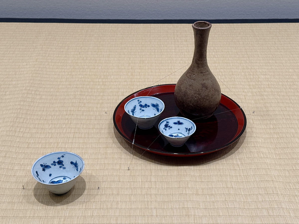 静嘉堂文庫美術館「美を味わう ― 懐石のうつわと茶の湯」会場より　《伊羅保徳利》朝鮮時代（17世紀） ／ 《染付山水花蝶文三つ組葢》景徳鎮窯　明～清時代（17世紀）