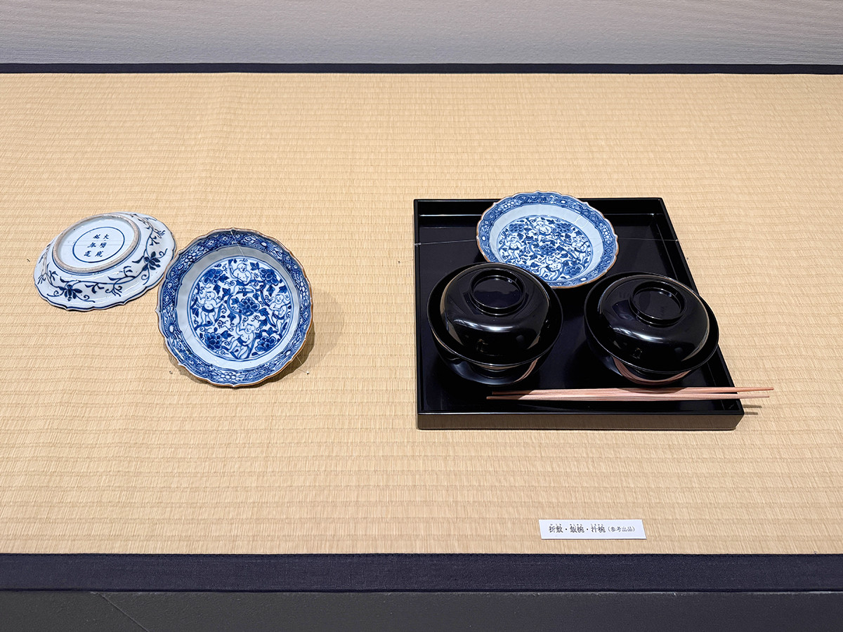 静嘉堂文庫美術館「美を味わう ― 懐石のうつわと茶の湯」会場より　《祥瑞唐子唐草文向付》景徳鎮窯　明時代（17世紀前半）