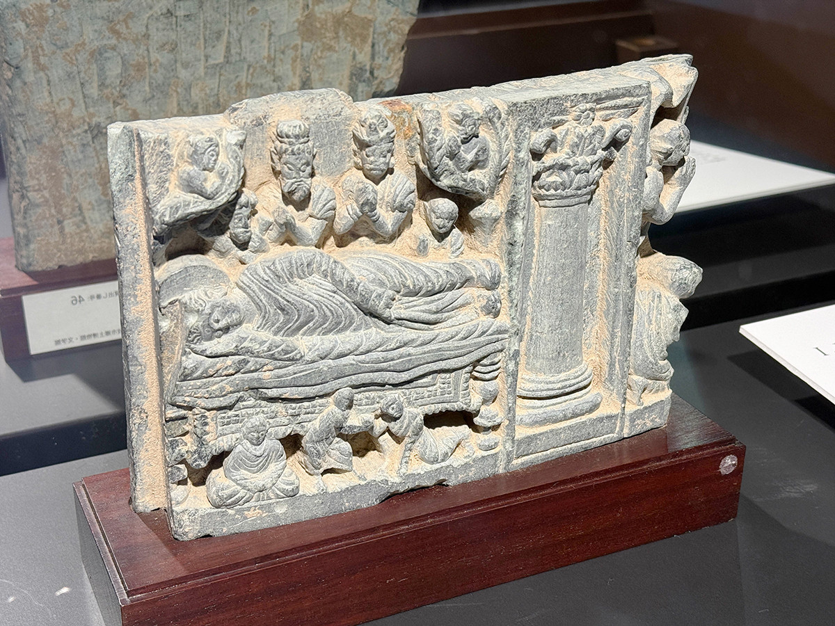 浜名梱包輸送 シルクロード・ミュージアム「超人としての仏陀」会場より　《釈尊の涅槃》ガンダーラ　2～4世紀