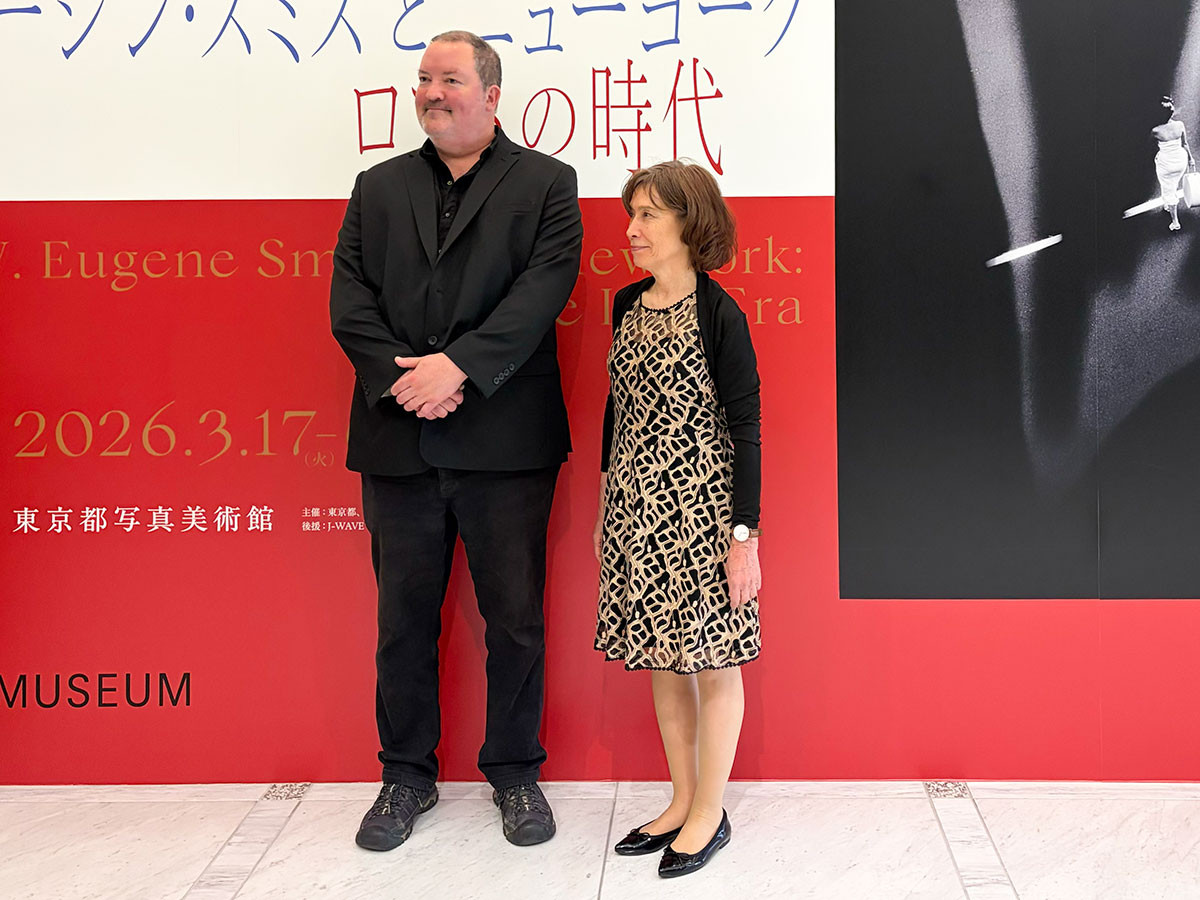 東京都写真美術館 入口 アイリーン・美緒子・スミスさんとサム・スティーブンソンさん