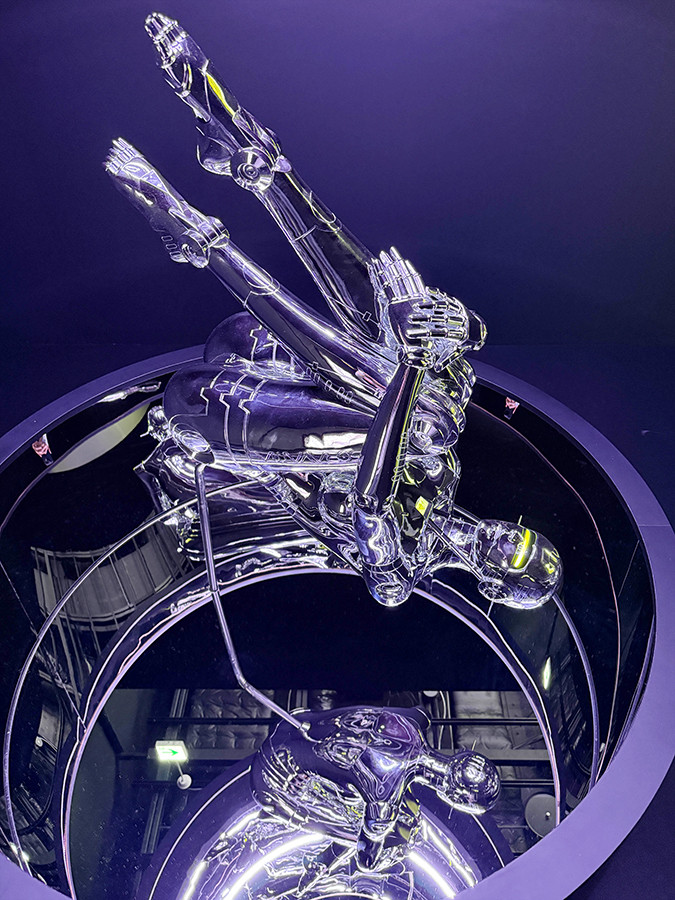 空山 基　Space Traveler　©Hajime Sorayama. Courtesy of NANZUKA