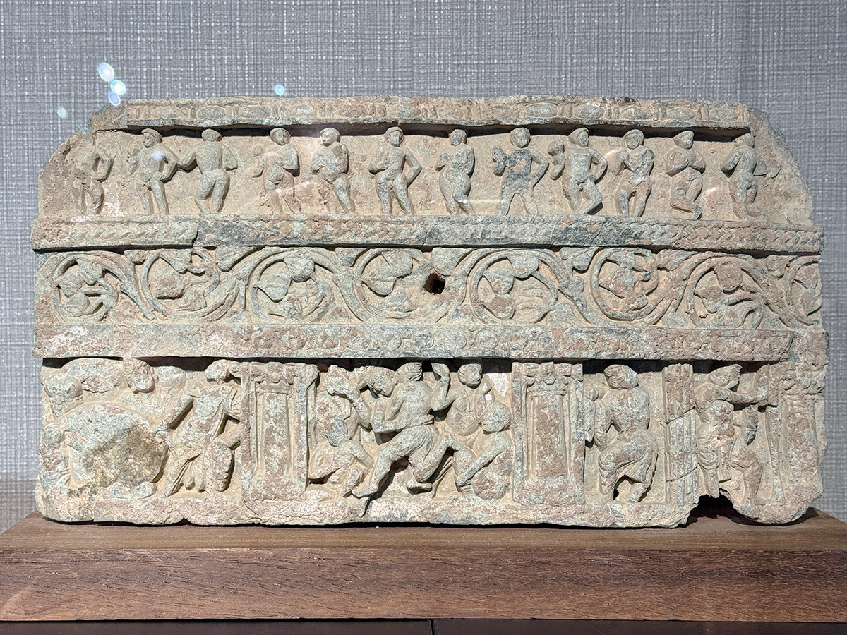 浜名梱包輸送 シルクロード・ミュージアム「超人としての仏陀」会場より　《太子の相撲と象投げと天人と木蔦文》ガンダーラ　2～4世紀