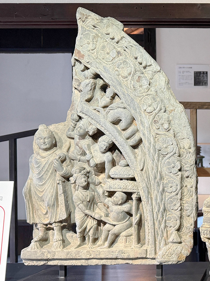 浜名梱包輸送 シルクロード・ミュージアム「超人としての仏陀」会場より　《仏陀と外道の術比べ》ガンダーラ　2～4世紀