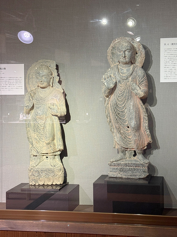 浜名梱包輸送 シルクロード・ミュージアム「超人としての仏陀」会場より　（写真右側）《微笑む仏陀立像》ガンダーラ　2～4世紀