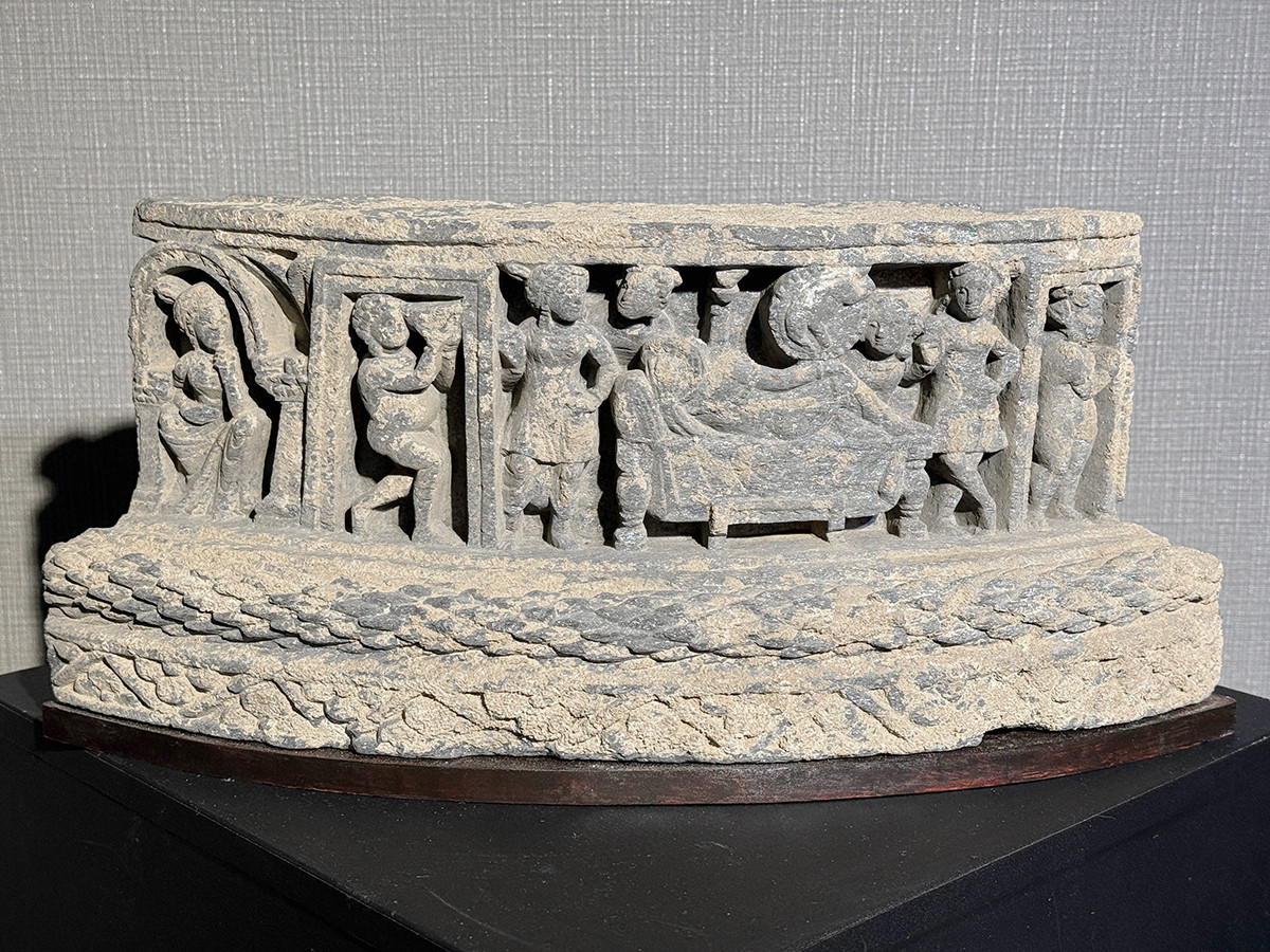 浜名梱包輸送 シルクロード・ミュージアム「超人としての仏陀」会場より　《托胎霊夢》ガンダーラ　2～4世紀