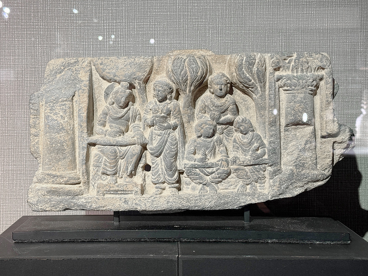 浜名梱包輸送 シルクロード・ミュージアム「超人としての仏陀」会場より　《シッダールタ太子の勉学図》ガンダーラ　2～4世紀