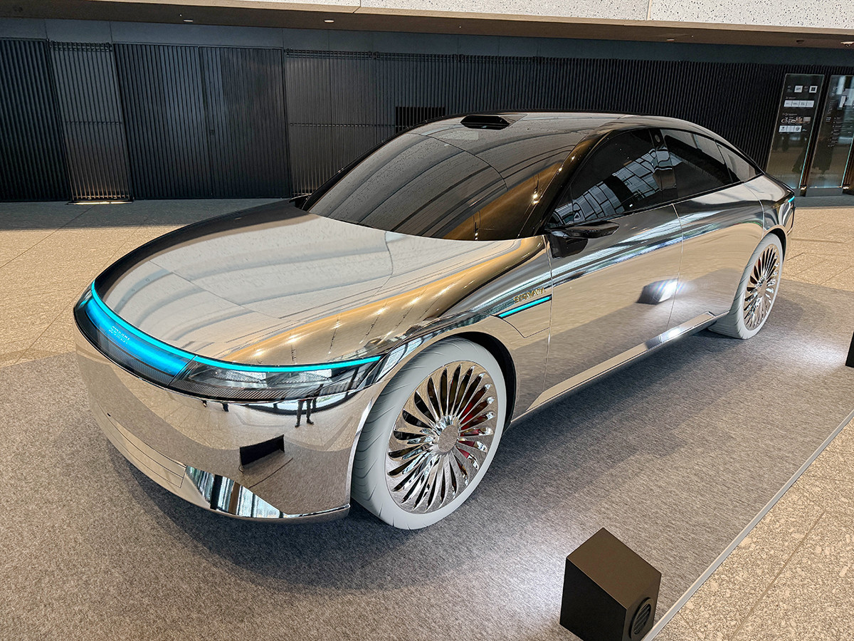 ソニー・ホンダモビリティとコラボレーションした空山基氏の芸術観を施したアート作品としての「AFEELA 1」