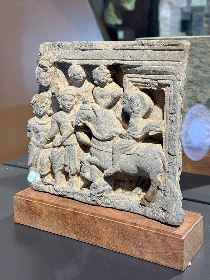 浜名梱包輸送 シルクロード・ミュージアム「超人としての仏陀」会場より　《出家前夜》ガンダーラ　2～4世紀