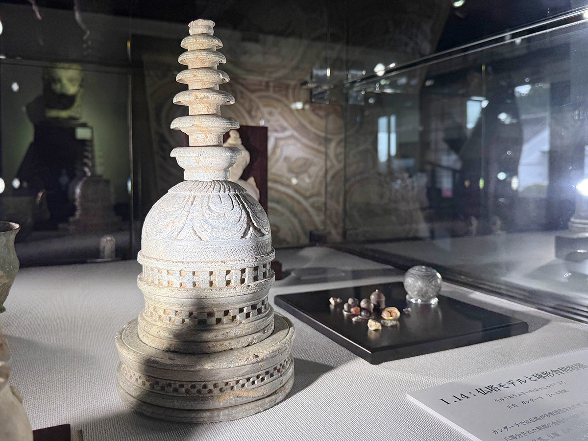 浜名梱包輸送 シルクロード・ミュージアム「超人としての仏陀」会場より　《仏塔モデルと球形舎利容器》ガンダーラ　2～4世紀