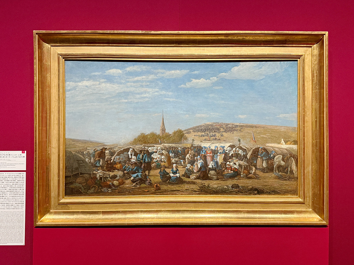 SOMPO美術館「ウジェーヌ・ブーダン展―瞬間の美学、光の探求」会場より　ウジェーヌ・ブーダン《ドゥアルヌネ湾（フィニステール）のサンタンヌ=ラ=パリュのパルドン祭》1858年　アンドレ・マルロー近代美術館、ル・アーヴル