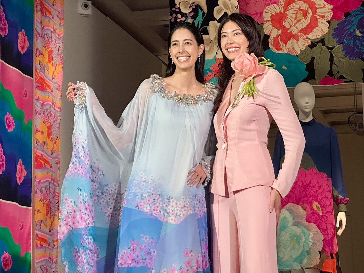 会場に姿を見せた、森英恵の孫でファッションモデル・タレントの森泉さん(左)と、ファッションモデルの森星さん(右)