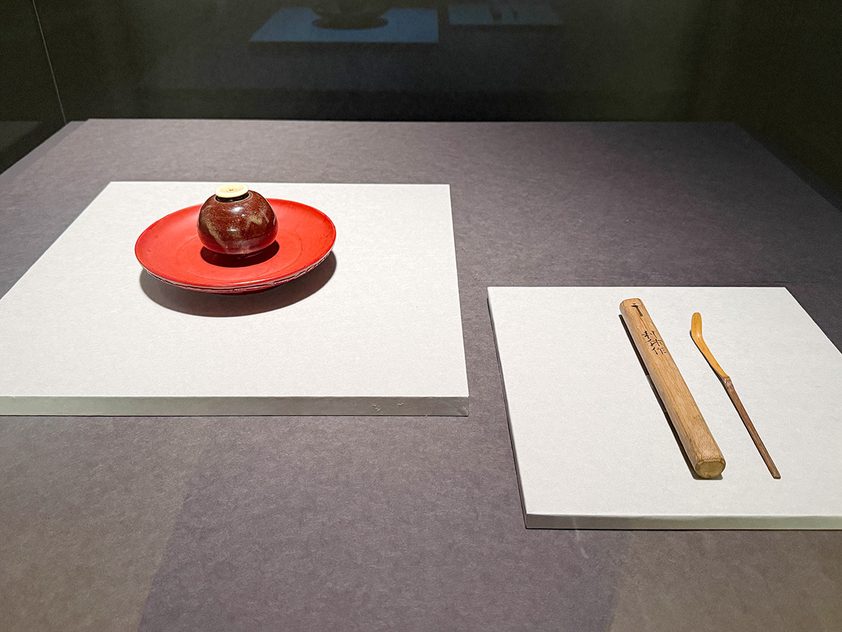 東京国立博物館「百万石!加賀前田家」会場より 重要文化財《大名物 唐物茄子茶入 銘 富士 附 茶杓》茶杓:千利休作 茶入:南宋時代、13世紀 茶杓:安土桃山時代、16世紀 前田育徳会