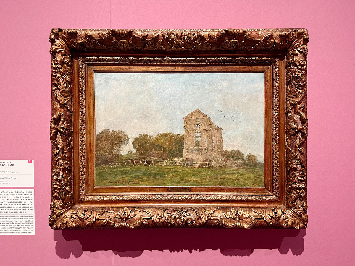 SOMPO美術館「ウジェーヌ・ブーダン展―瞬間の美学、光の探求」会場より　ウジェーヌ・ブーダン《廃墟のラッセイ城》1893年　ブーローニュ＝シュル＝メール市立美術館