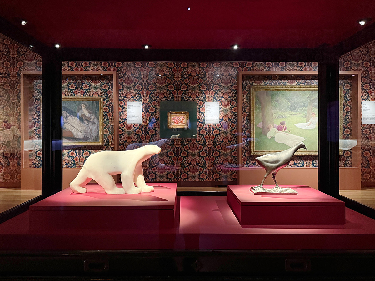東京国立博物館「百万石!加賀前田家」会場より (左から)《シロクマ》フランソワ・ポンポン作 1930年 前田育徳会 / 《バン》フランソワ・ポンポン作 1930年 前田育徳会