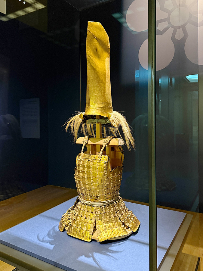東京国立博物館「百万石!加賀前田家」会場より 重要文化財《金小札白糸素懸威胴丸具足 前田利家所用》安土桃山時代・16世紀 前田育徳会
