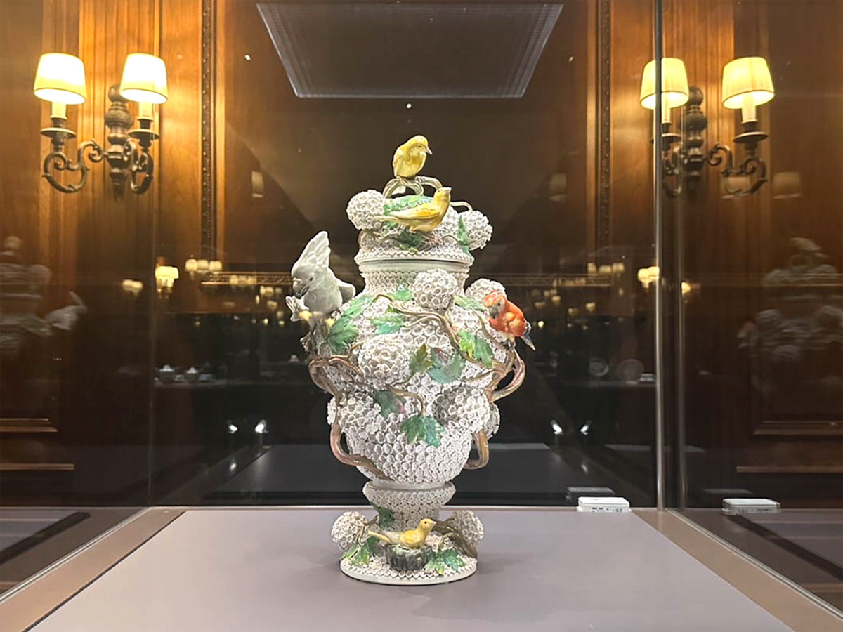 三井記念美術館「ティーカップ・メリーゴーラウンド」会場