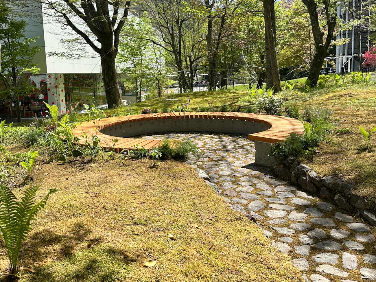 彫刻の森美術館 トラフ建築設計事務所によるベンチエリア