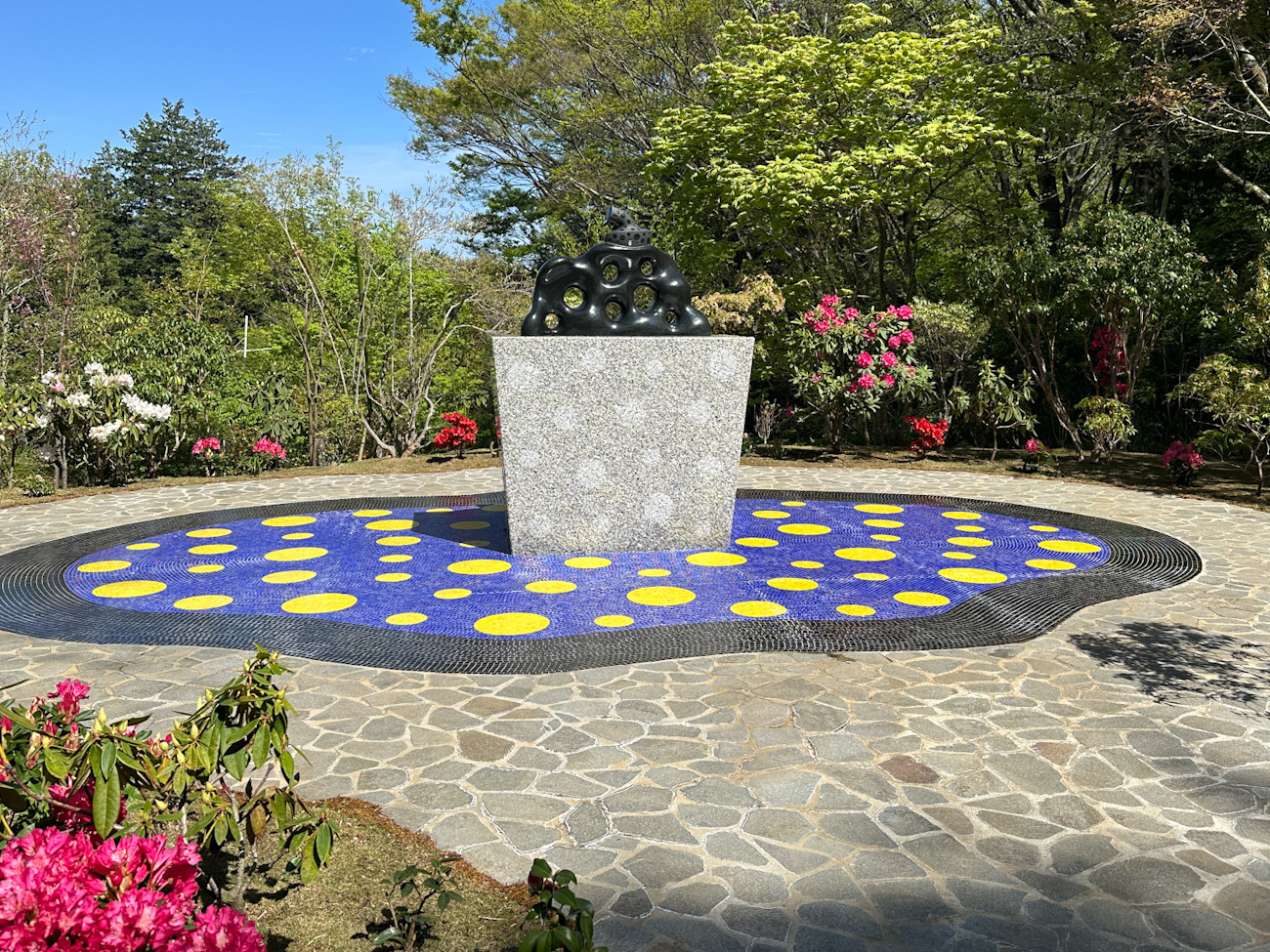 彫刻の森美術館 草間彌生《われは南瓜》（2013年）