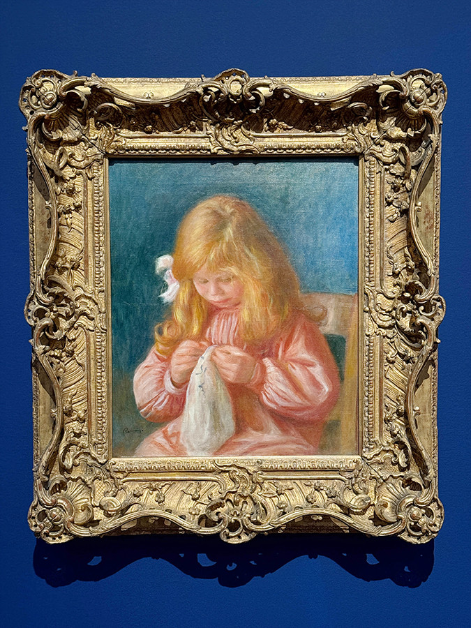 宇都宮美術館「ゴッホの跳ね橋と印象派の画家たち　ヴァルラフ＝リヒャルツ美術館所蔵」会場より　ピエール＝オーギュスト・ルノワール《縫物をするジャン・ルノワール》1898年