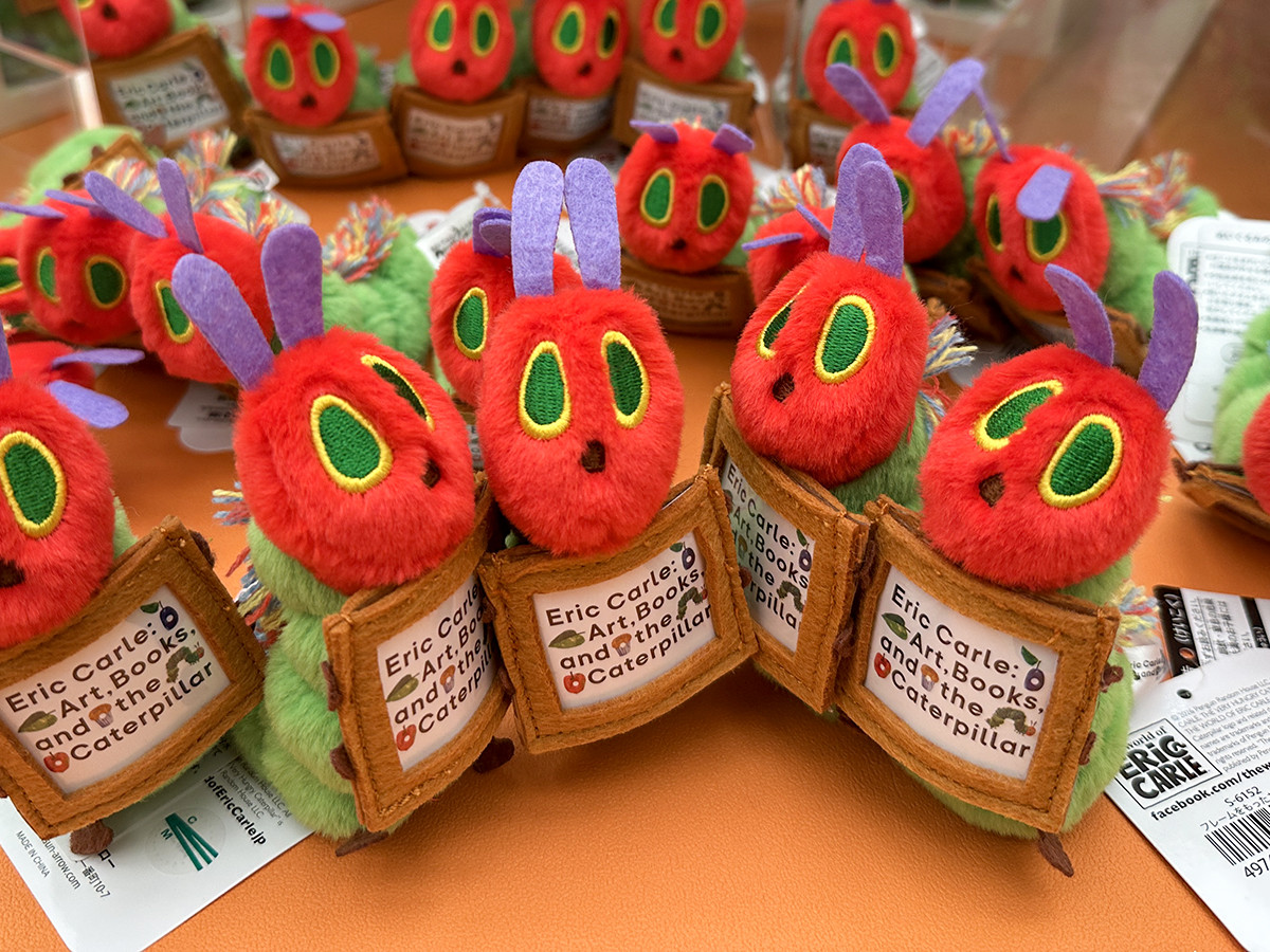 ぬいぐるみ フレームをもったあおむし