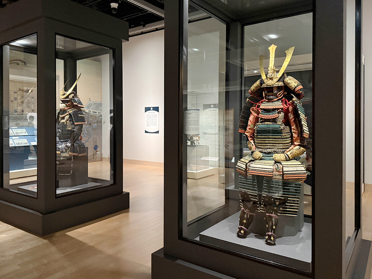 江戸東京博物館「特別展　大江戸礼賛」会場より　（左から）《紺糸素懸威五枚胴具足》明珍宗保/作　天保15年（1844）8月 ／ 《萌黄匂威腹巻具足》明珍宗周/作　安政3年（1856）4月