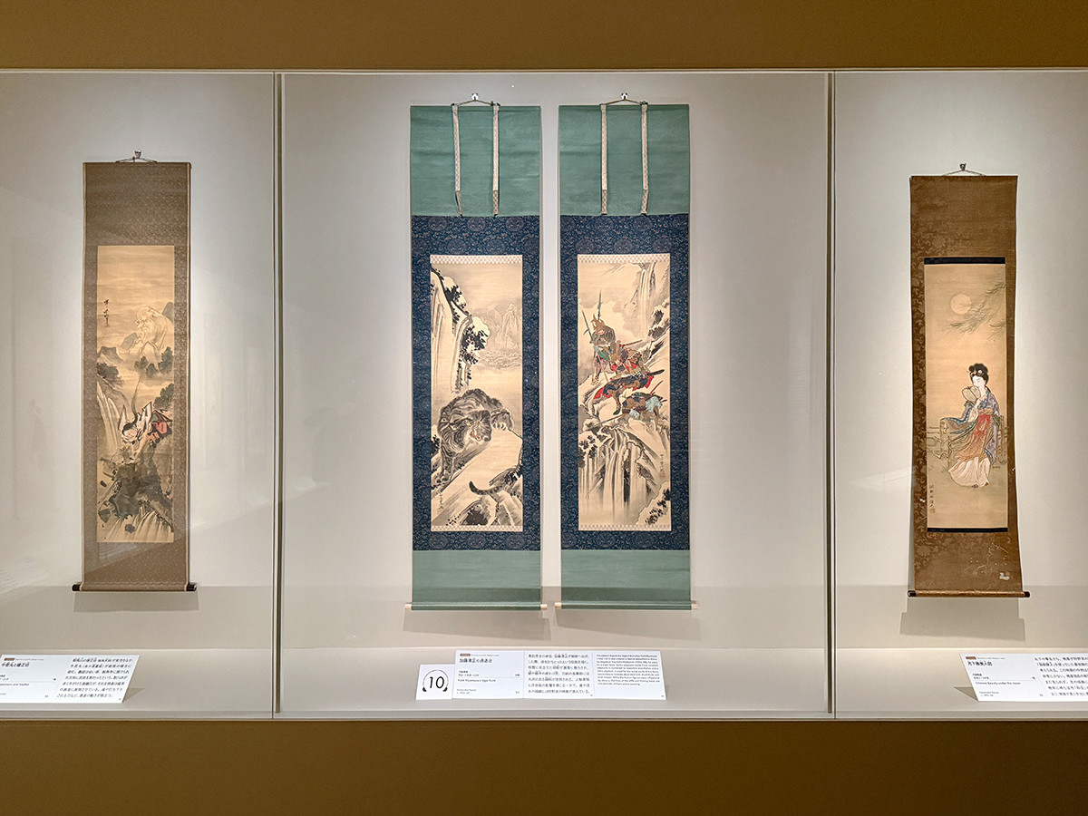 サントリー美術館「河鍋暁斎の世界」会場より (左から)河鍋暁斎《牛若丸と僧正坊》明治4~22年 / 河鍋暁斎《加藤清正の虎退治》明治16年頃~22年 / 河鍋暁斎《月下唐美人図》安政2~3年頃
