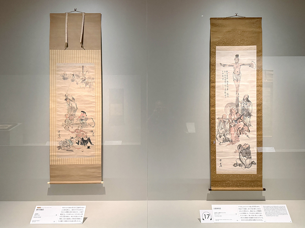 サントリー美術館「河鍋暁斎の世界」会場より (左から)河鍋暁斎《異代同戯図》明治4〜22年/河鍋暁斎、橘機郎(明治20年没)《五聖奏楽図》明治4〜20年