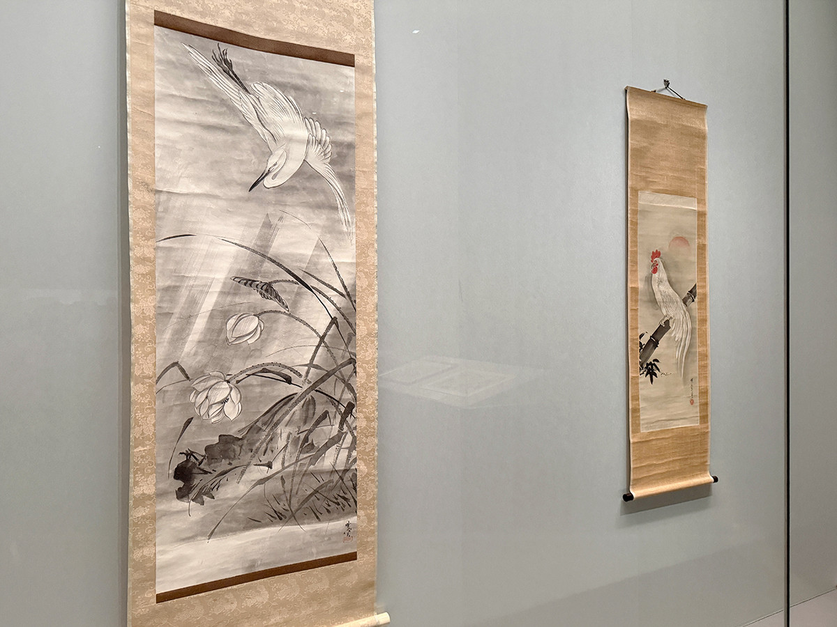 サントリー美術館「河鍋暁斎の世界」会場より (左から)河鍋暁斎《蓮池白鷺図》明治4~22年(1871~89) / 河鍋暁斎《竹に鶏》明治19年(1886)