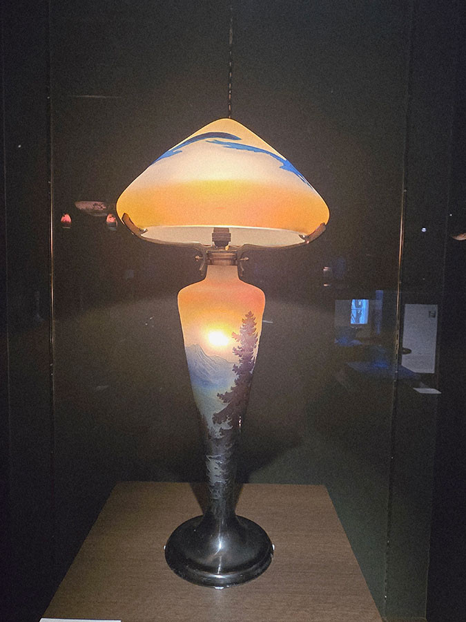 ガレ　鷹に風景文ランプ　1918-1931