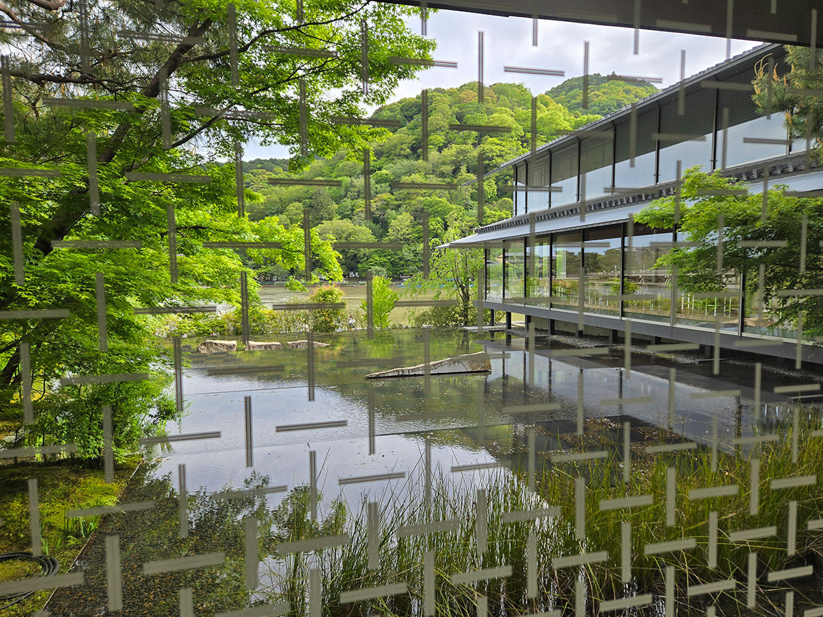 新緑の嵐山に立地する福田美術館