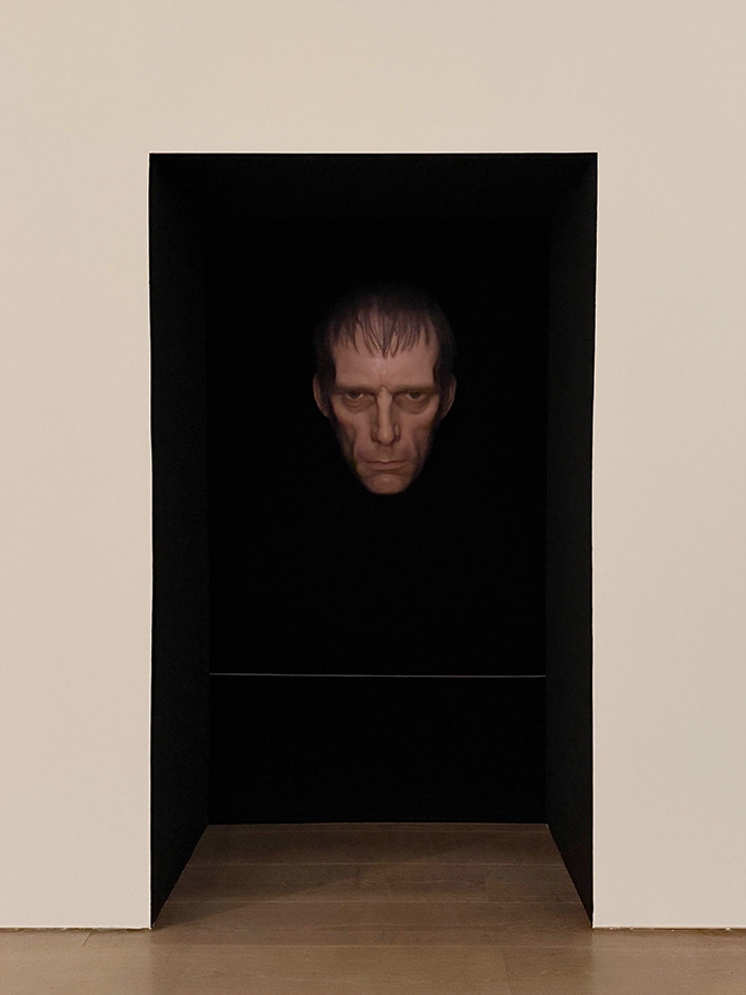 ロン・ミュエク《ダーク・プレイス》2018年　所蔵：ZAMU（アムステルダム）　展示風景：「ロン・ミュエク」森美術館（東京）2026年
