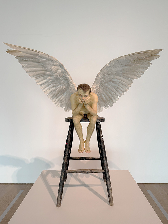 ロン・ミュエク《エンジェル》1997年　個人蔵　展示風景：「ロン・ミュエク」森美術館（東京）2026年