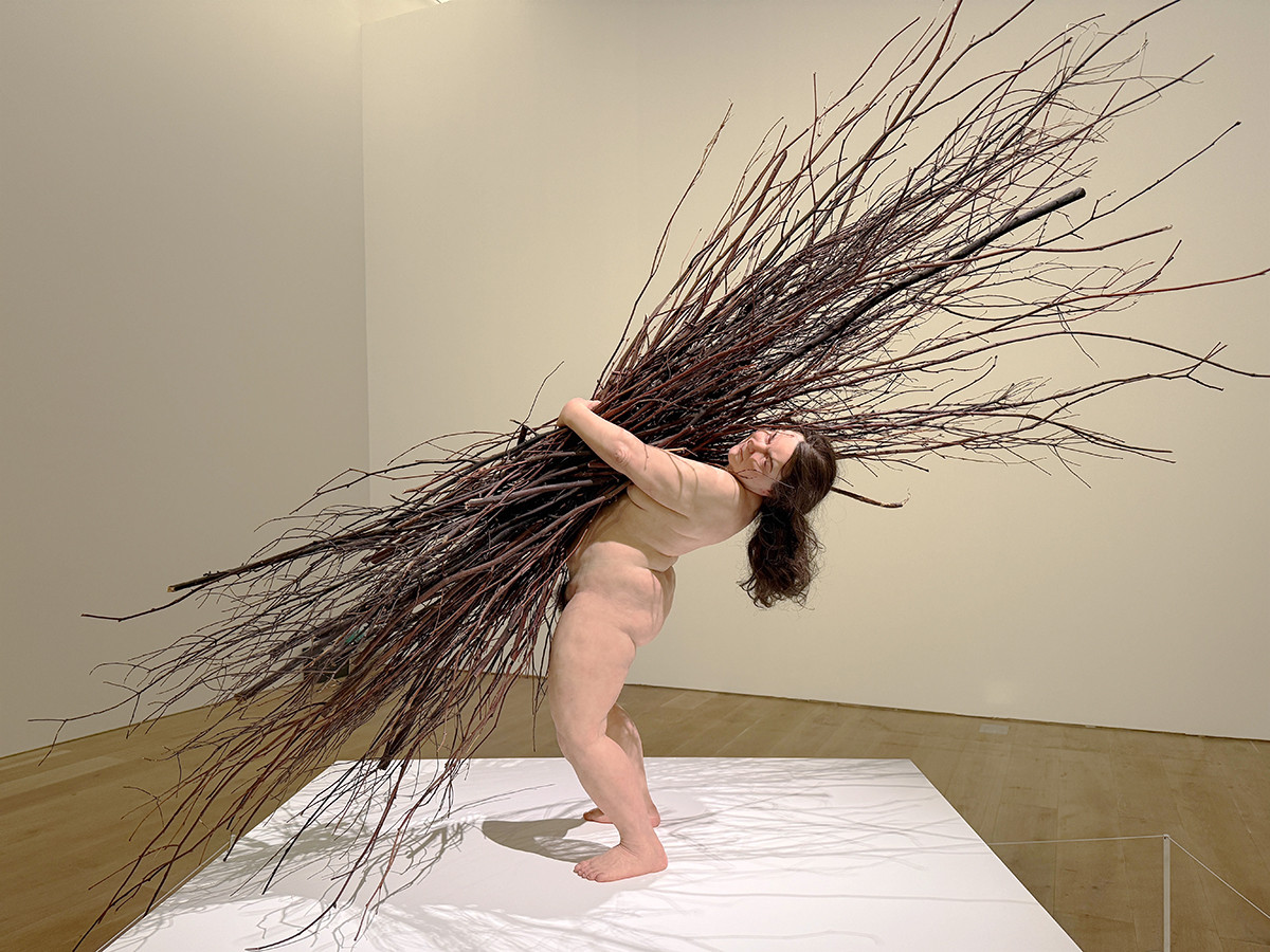 ロン・ミュエク《枝を持つ女》2009年　所蔵：カルティエ現代美術財団　展示風景：「ロン・ミュエク」森美術館（東京）2026年
