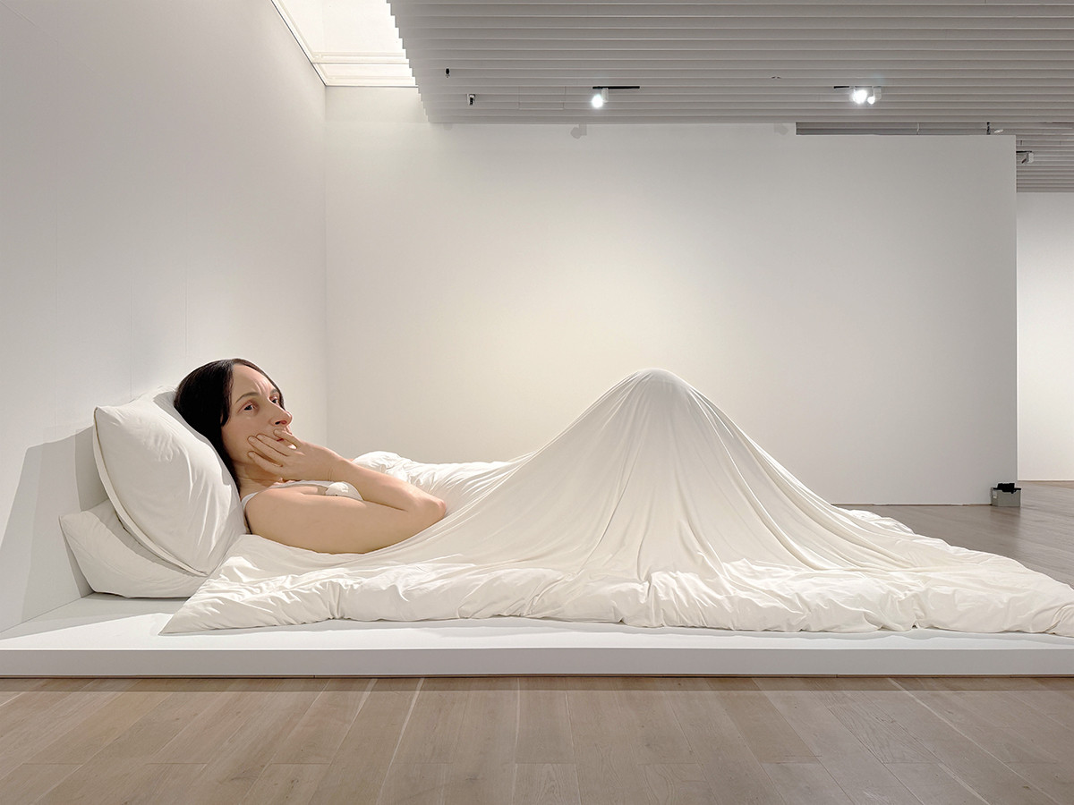 ロン・ミュエク《イン・ベッド》2005年　所蔵：カルティエ現代美術財団　展示風景：「ロン・ミュエク」森美術館（東京）2026年