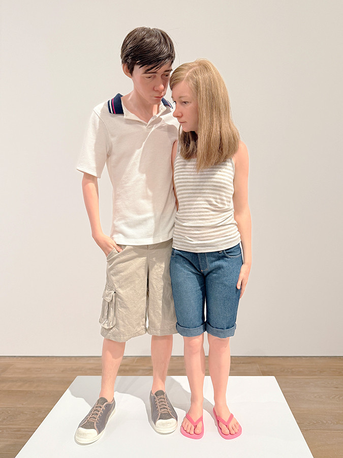 ロン・ミュエク《若いカップル》2013年　所蔵：ヤゲオ財団コレクション（台湾）　展示風景：「ロン・ミュエク」森美術館（東京）2026年