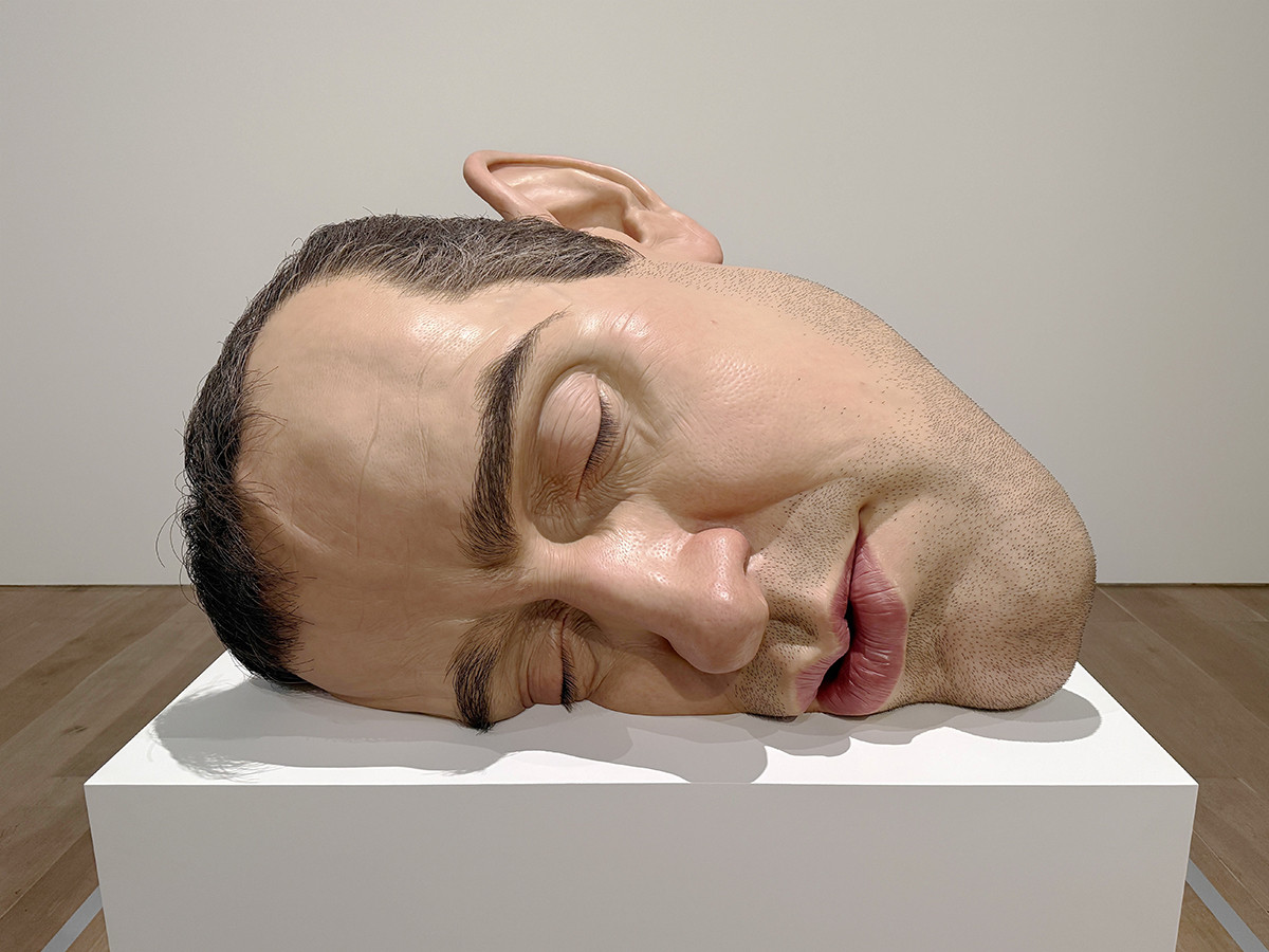 ロン・ミュエク《マスクⅡ》2002年　個人蔵　展示風景：「ロン・ミュエク」森美術館（東京）2026年