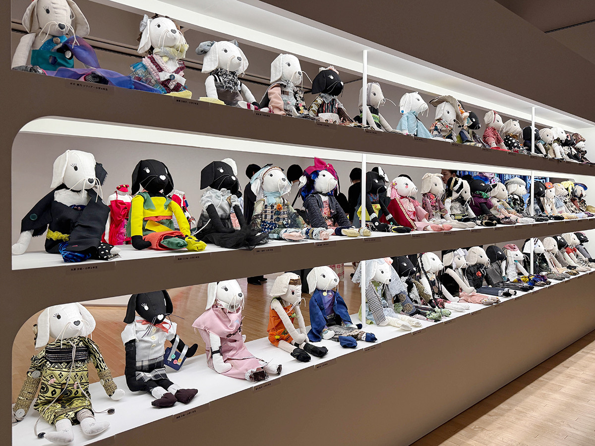 「(UN)KNOWN HIROKO KOSHINO ー新説/真説 コシノヒロコー」展示風景、東京都現代美術館、2026年 チャプター 5「絵描き少女と子どもたち ─ 未来への恩返し」