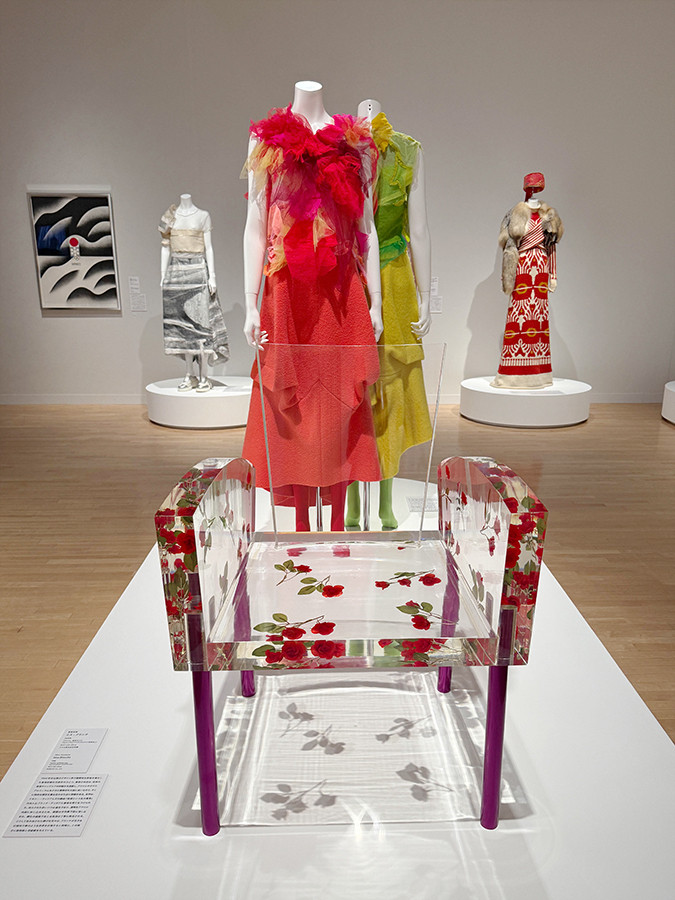「(UN)KNOWN HIROKO KOSHINO ー新説/真説 コシノヒロコー」展示風景、東京都現代美術館、2026年 チャプター 2「交錯する美学 ─ コシノヒロコと日本的モダニティ」
