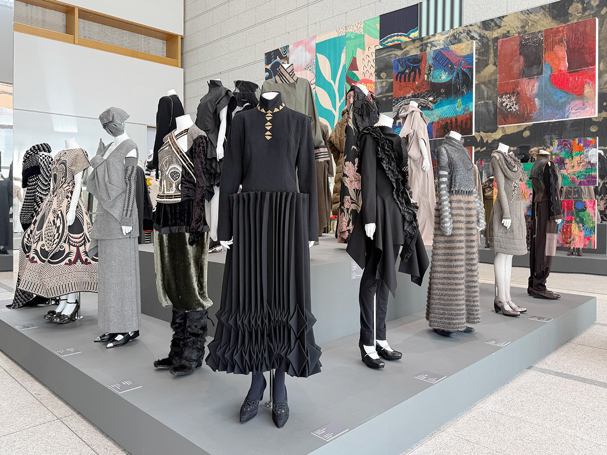 「(UN)KNOWN HIROKO KOSHINO ー新説/真説 コシノヒロコー」展示風景、東京都現代美術館、2026年 チャプター 1「原体験と想像力 ─ コシノヒロコの世界」