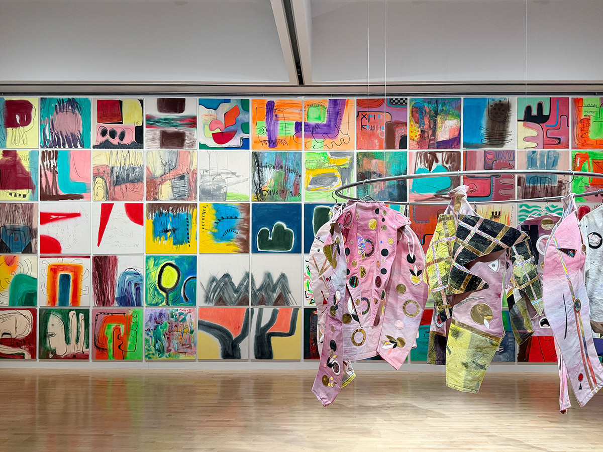 「(UN)KNOWN HIROKO KOSHINO ー新説/真説 コシノヒロコー」展示風景、東京都現代美術館、2026年 チャプター 3「コラボレーション ─ 群像」