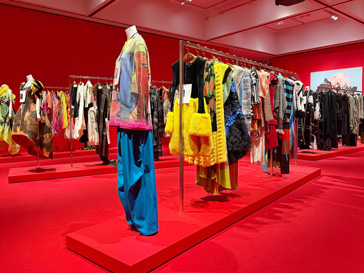 「(UN)KNOWN HIROKO KOSHINO ー新説/真説 コシノヒロコー」展示風景、東京都現代美術館、2026年 チャプター 4「テキスタイルへの情熱 ─ 創作の核心」