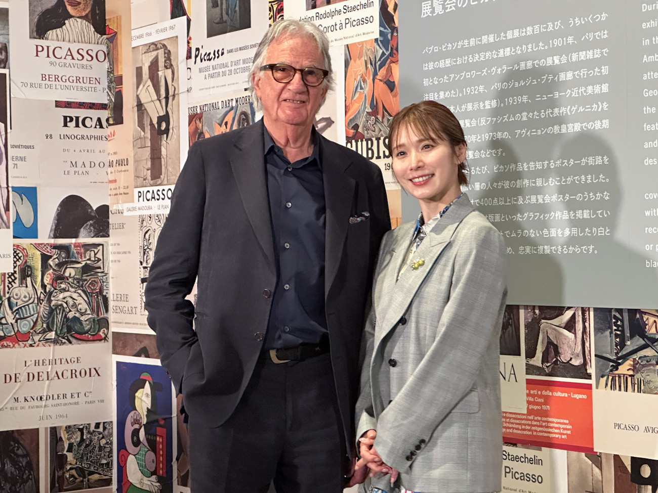 アートディレクターを務めるサー・ポール・スミスと、展覧会アンバサダー・音声ガイドナビゲーターの松岡茉優さん