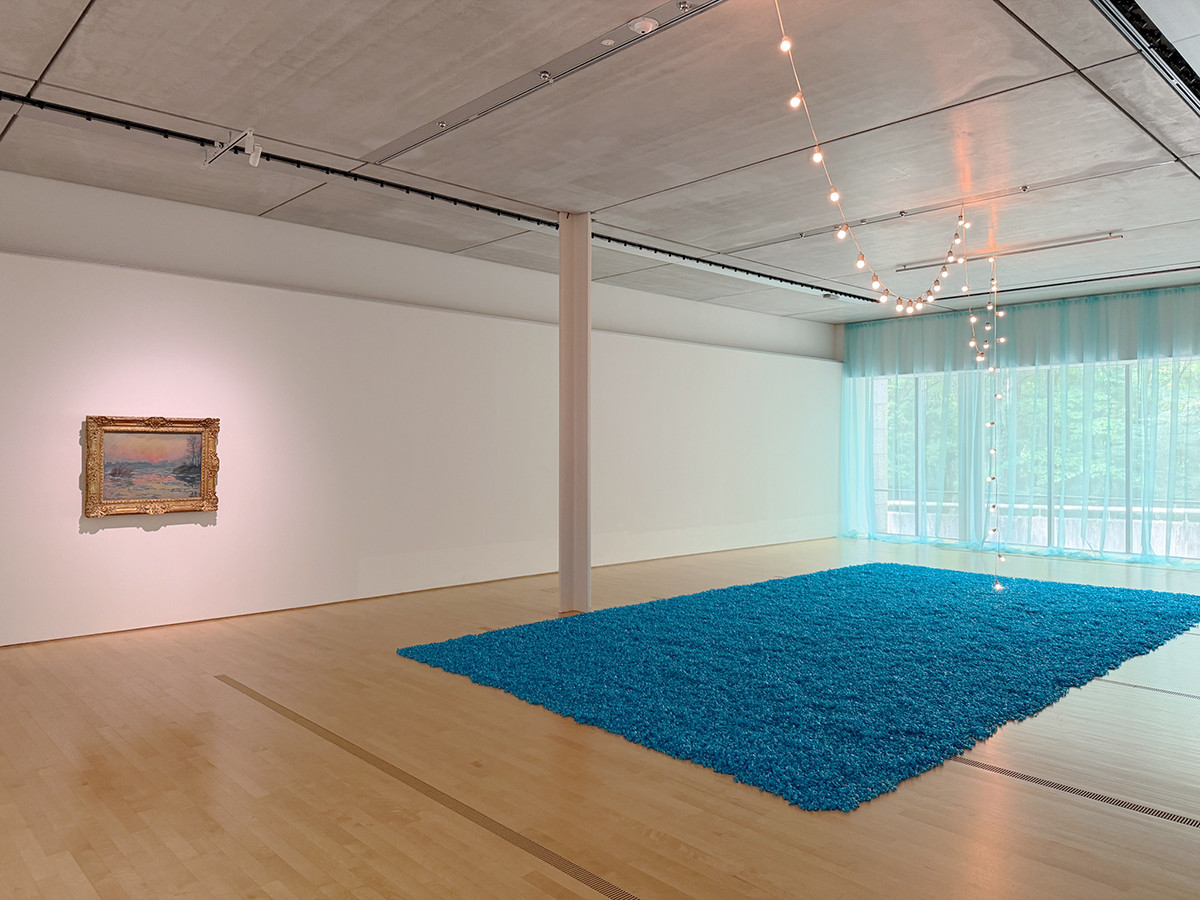 ポーラ美術館「モネ没後100年・開館25周年記念 あたらしい目 ― モネと21世紀のアート」会場より (左)クロード・モネ《セーヌ河の日没、冬》1880年 ポーラ美術館 / フェリックス・ゴンザレス=トレス《「無題」(ラヴァーボーイ)》1989年 フェリックス・ゴンザレス゠トレス財団 / フェリックス・ゴンザレス=トレス《「無題」(アメリカ #3)》1992年 ポーラ美術館 / フェリックス・ゴンザレス=トレス《「無題」(マルセル・ブリアンの肖像)》1992年 ポーラ美術館