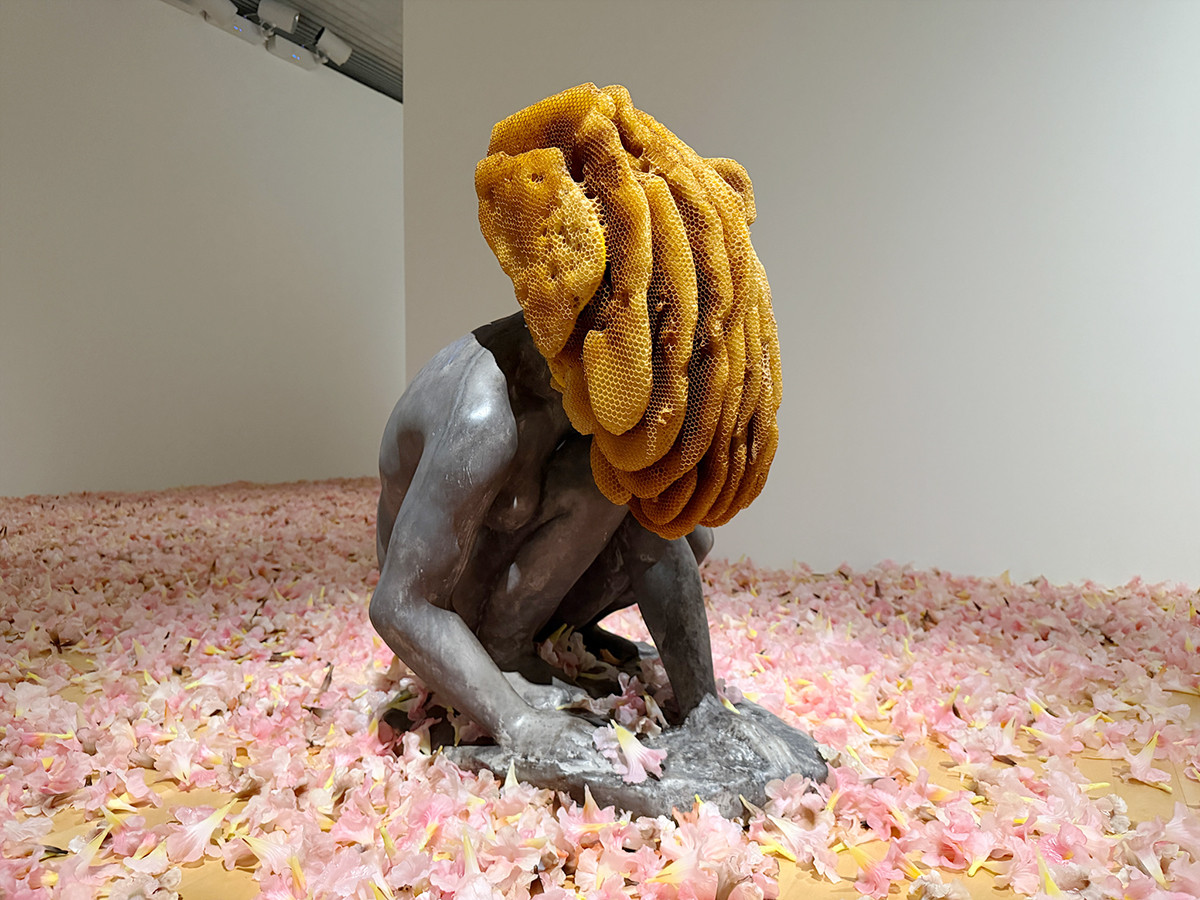 ポーラ美術館「モネ没後100年・開館25周年記念 あたらしい目 ― モネと21世紀のアート」会場より ピエール・ユイグ《異系知性(淵)》2017年 ポーラ美術館
