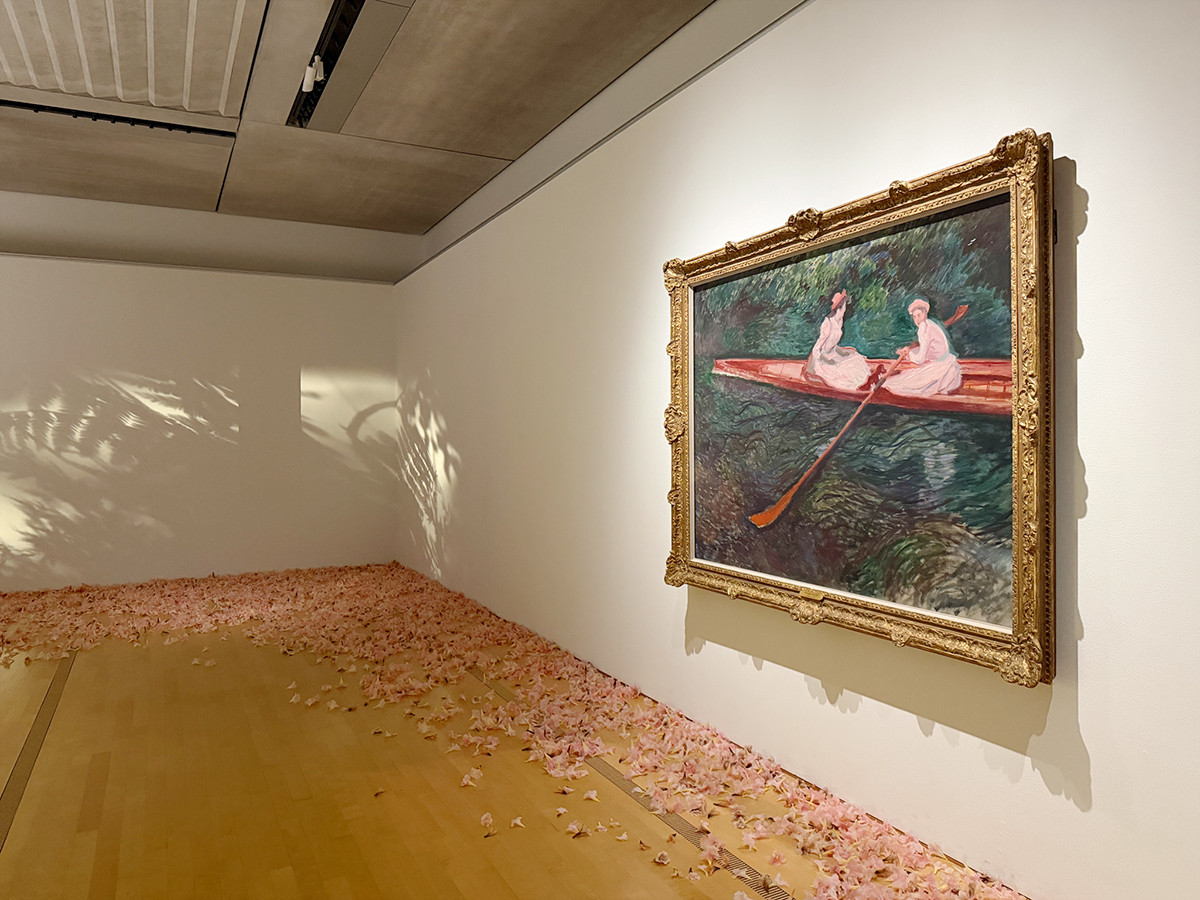 ポーラ美術館「モネ没後100年・開館25周年記念 あたらしい目 ― モネと21世紀のアート」会場より アローラ&カルサディーラ《接ぎ木》2021年 ポーラ美術館 / アローラ&カルサディーラ《半影(箱根)》2026年 ポーラ美術館 / (左)クロード・モネ《バラ色のボート》1890年 ポーラ美術館